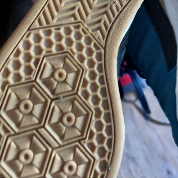 Men’s Adidas Kicks Mid 10:5 US - Picture 2 of 4